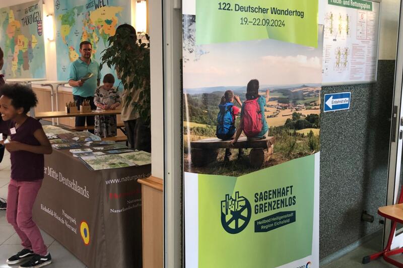 Der Naturpark Eichsfeld-Hainich-Werratal zusammen mit dem Deutschen Wandertag beim Sommerfest der Theodor-Storm-Grundschule ©Tokessa Reiß, Projektteam Deutscher Wandertag 2024